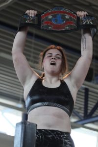 Jessy Jay streckt ihren ACW Challange Title nach ihrem Sieg in die Luft.